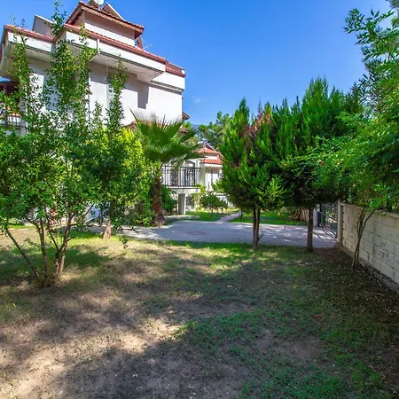 Vilă Brookland Paris, Oezel Havuzlu,