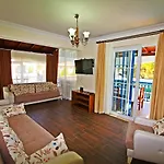 Brookland Paris, Oezel Havuzlu, * فتحية