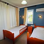 Brookland Paris, Oezel Havuzlu, فتحية
