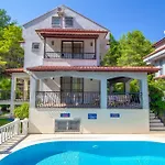 Brookland Paris, Oezel Havuzlu, וילה