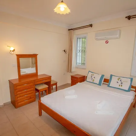 Villa Brookland Paris, Oezel Havuzlu, *