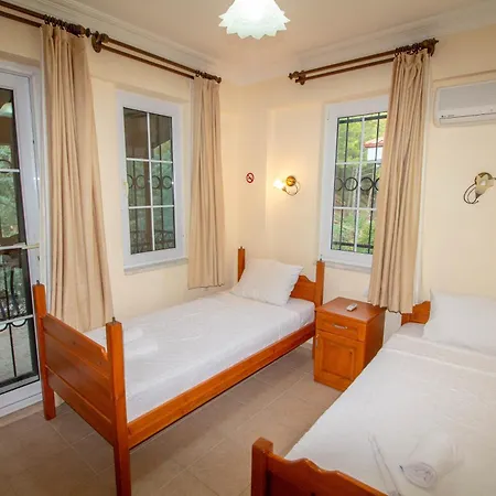 Brookland Paris, Oezel Havuzlu, ヴィラ フェティエ